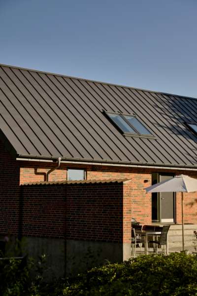 Summer light settles over steel profiles in the forest, Klæstruplundvej 11, 9240 Nibe, Denmark